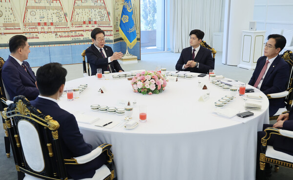 이재명 대통령이 22일 서울 한남동 관저에서 열린 여야 지도부와의 오찬 회동에서 발언하고 있다. 연합뉴스. 