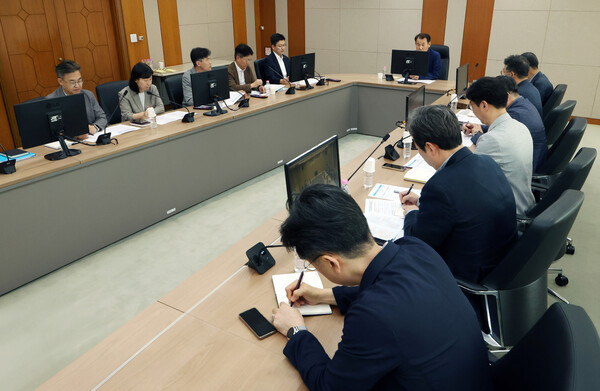 정은보 KRX 이사장이 22일 오후 5시 '긴급 시장점검회의를 주재하는 모습. 한국거래소 제공.