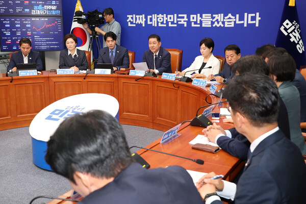 더불어민주당 김병기 당대표 직무대행 겸 원내대표가 23일 서울 여의도 국회에서 열린 최고위원회의에서 발언하고 있다. 연합뉴스. 