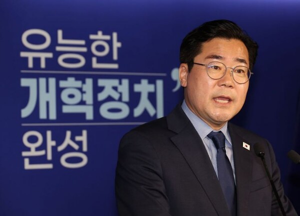 더불어민주당 박찬대 의원이 23일 서울 여의도 중앙당사 당원존에서 당대표 출마 기자회견을 하고 있다. 연합뉴스.