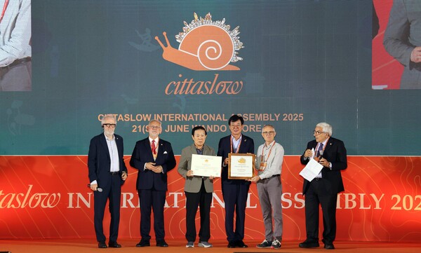 장흥군은 지난 21일 국제슬로시티 시장총회에서 슬로시티 대상인 ‘2025 오렌지달팽이상(CHIOCCIOLA ORANGE 2025)’을 수상했다.사진/장흥군