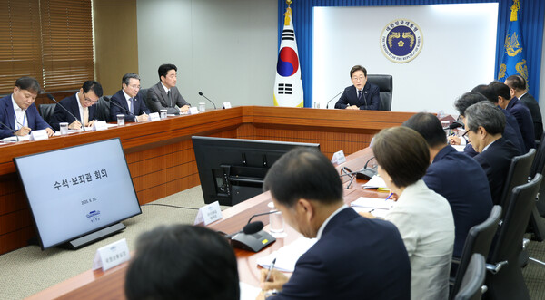 이재명 대통령이 23일 용산 대통령실에서 제1차 수석보좌관회의를 주재하고 있다. 연합뉴스. 