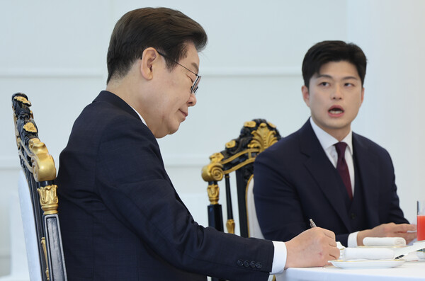22일 한남동 관저에서 열린 여야 지도부와의 오찬에 참석한 이재명 대통령과 국민의힘 김용태 비상대책위원장. 연합뉴스. 