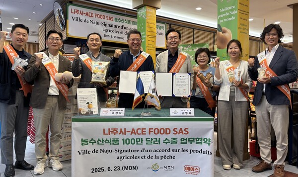 윤병태 나주시장은 23일 프랑스 파리에서 현지 유통업체인 에이스푸드 이상효 대표와 100만 달러 규모의 농수산식품 수출협약을 체결했다.사진/나주시