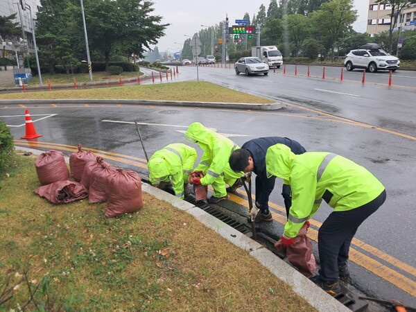 창원시 빗물 받이 정비 현장 모습.