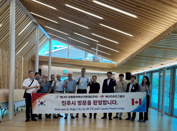 캐나다 산림투자혁신기관(BCFII)과 캐나다우드그룹 관계자들이 진주시 문산읍 주민자치 어울마당에서 기념촬영을 하고 있다. ⓒ진주시