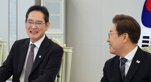 이재명 대통령이 13일 서울 용산 대통령실에서 열린 6경제단체·기업인 간담회에서 이재용 삼성전자 회장의 발언을 듣던 중 함께 미소짓고 있다. 사진=연합뉴스