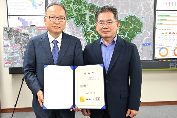 제30대 배춘식 군위부군수(왼쪽)가 24일 취임했다.(사진=군위군)