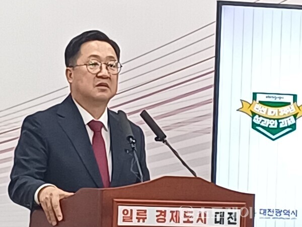 24일 이장우 시장이 취임 3주년 기자 브리핑을 하고 있다. 최미자 기자.