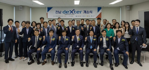 전남도와 코트라(KOTRA)는 24일 나주 혁신도시에서 디지털무역종합지원센터 '전남 덱스터(deXter)' 개소식을 개최했다.사진/전남도