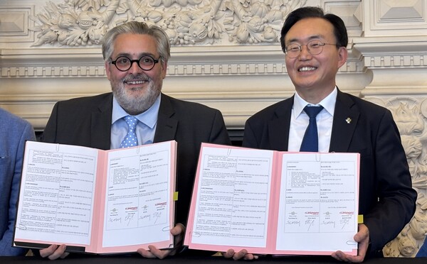 윤병태 시장이 지난 24일 프랑스 클레르몽페랑시청에서 올리비에 비앙키 시장과 ‘나주시-클레르몽페랑 우호교류 협약’을 체결했다.사진/나주시