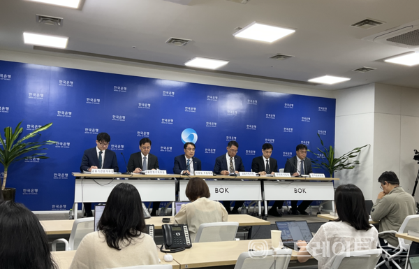 (왼쪽에서 세번째) 이종렬 한국은행 부총재보.