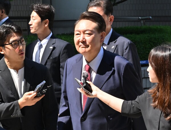 윤석열 전 대통령이 23일 서울 서초구 서울중앙지방법원에서 열린 내란 우두머리 혐의·직권남용 권리행사 방해 혐의 사건 8차 공판에 출석하고 있다. 연합뉴스. 