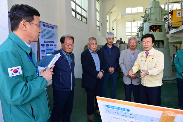 조규일 진주시장이 재난취약시설을 점검하며 관계자들과 대응 방안을 논의하고 있다. ⓒ진주시