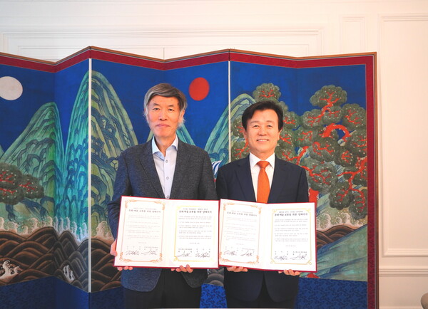 조규일 진주시장(오른쪽)과 이일열 주프랑스 한국문화원장이 문화예술 교류를 위한 양해각서를 들고 기념촬영을 하고 있다. ⓒ진주시