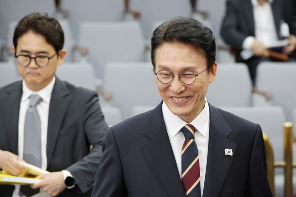 김민석 국무총리 후보자가 25일 오후 서울 국회에서 열린 인사청문회에 출석하면서 웃음을 짓고 있다. 연합뉴스. 