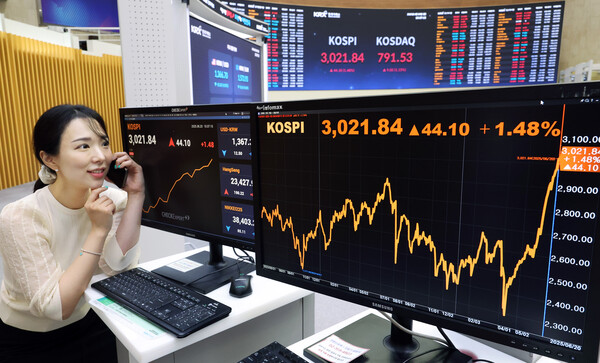 지난 20일 종가 기준 코스피 3000pt 돌파에 웃음짓는 한국거래소 직원. 한국거래소 제공.