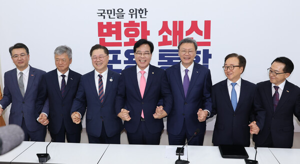 국민의힘 송언석 원내대표가 25일 서울 여의도 국회에서 열린 경제6단체 부회장단과의 면담에 앞서 기념촬영 하고 있다. 연합뉴스. 