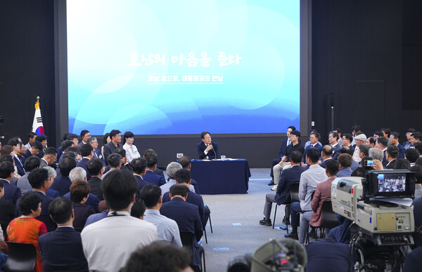 이재명 대통령이 25일 광주 국립아시아문화전당에서 열린 '광주시민·전남도민 타운홀 미팅’에 참석해 시민들과 지역현안 등에 대해 소통하는 시간을 가졌다./광주시.