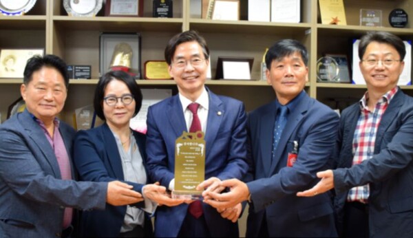 국민의힘 조경태 의원은 25일 전국도시형소공인연합회로부터 감사패를 받았다. 의원실.  