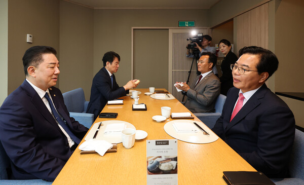 더불어민주당 김병기 원내대표(왼쪽)와 국민의힘 송언석 원내대표가 26일 서울 여의도 한 식당에서 열린 양당 오찬 회동에서 대화를 나누고 있다. 연합뉴스. 