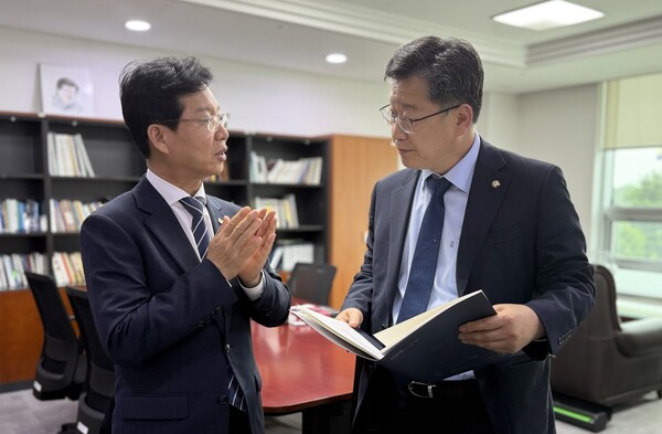 박병규 구청장(좌)은 지난 25일 국회 환경노동위원회 안호영 위원장을 만나 고용위기지역 지정에 국회 차원의 협조를 요청했다./광산구