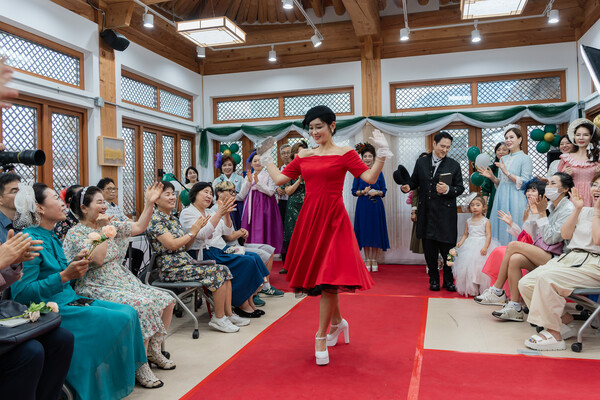근대의상 체험과 퍼스널 컬러 서비스를 결합한 축제가 근대역사문화 마을 양림동에서 열린다. 근대의상 패션쇼. 사진/남구
