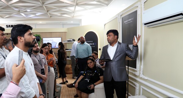 인도 구르가온에서 열린 삼성전자 서남아 테크 세미나에서 참석자들이 '비스포크 AI 무풍 에어컨'에 대한 설명을 듣고 있다. 삼성전자 제공