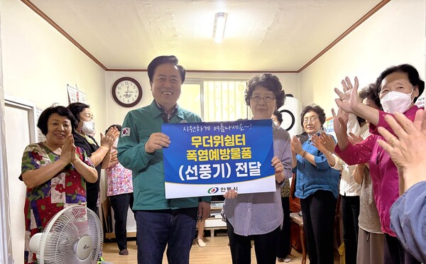 경북 안동 권기창 시장은 26일 관내 무더위쉼터를 찾아 냉방기 작동 상태 및 안내판 부착 여부 등을 점검하고, 폭염 예방 물품을 전달했다.(사진=안동시)