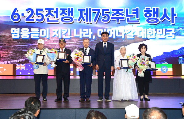 진주시가 6.25전쟁 제75주년 행사에서 모범 유공자들에게 표창패를 수여하고 있다. ⓒ진주시