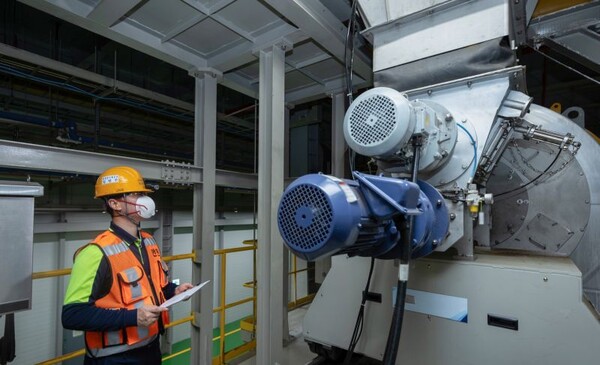 대한상의 조사에 따르면 수출 부문 전망치는 ‘87’, 내수는 ‘79’로 집계돼, 건설경기 침체와 소비 위축 등으로 내수 기업의 체감경기가 더욱 부진한 것으로 나타났다. 사진은 대표적인 제조업 공장인 포스코퓨처엠 광양공장에서 직원이 제조 공정을 확인하고 있다. 포스코퓨처엠 제공