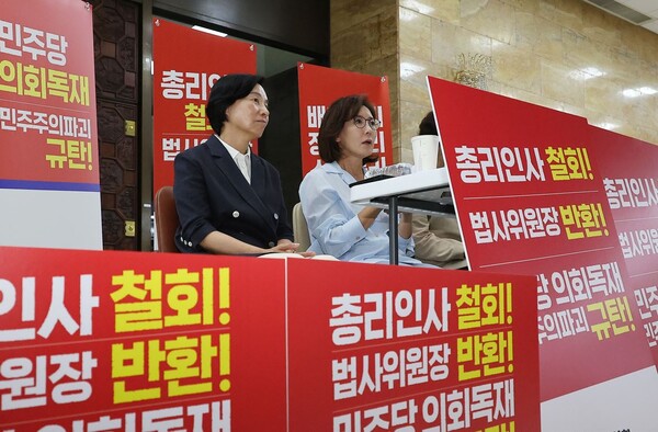 국민의힘 나경원 의원이 29일 국회 본회의장 앞 로텐더홀에서 김민석 국무총리 후보자 지명 철회를 요구하는 농성을 하고 있다. 사진 왼쪽은 같은 당 서명옥 의원. 연합뉴스. 