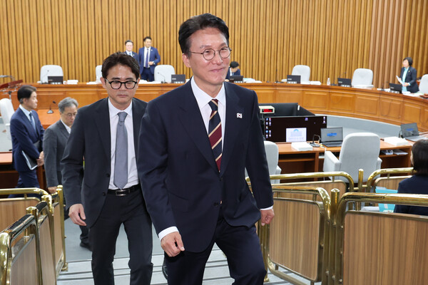 김민석 국무총리 후보자가 25일 서울 국회에서 열린 인사청문회에서 여야 의원간 공방이 지속되자 잠시 자리를 비우고 있다. 연합뉴스. 