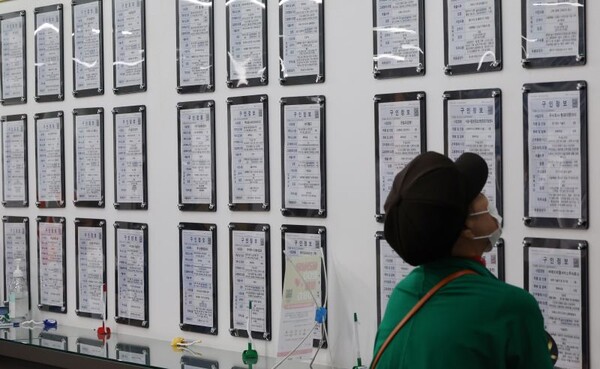 중장년층이 재취업을 고려할 때 남성은 가장 중요한 조건으로 ‘임금 수준’을, 여성은 ‘근무시간’을 꼽았다.사진은 6월 26일 서울 마포구 서부고용복지플러스센터 일자리 정보 게시판 모습. 연합뉴스