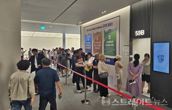 28일 오전 광주시 역동 이마트 광주점 인근에서 예비 청약자들이 쇄도, 모델하우스가 북적인 '해링턴 스퀘어 리버파크'의 내부. 김태현 기자