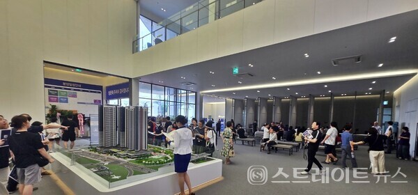 28일 오전 광주시 역동 이마트 광주점 인근에서 예비 청약자들이 쇄도, 모델하우스가 북적인 '해링턴 스퀘어 리버파크' 모델하우스. 청약홈은 30일 특별공급에 이어 7월 1일 일반공급 1~2순위 청약을 실시한다. 김태현 기자