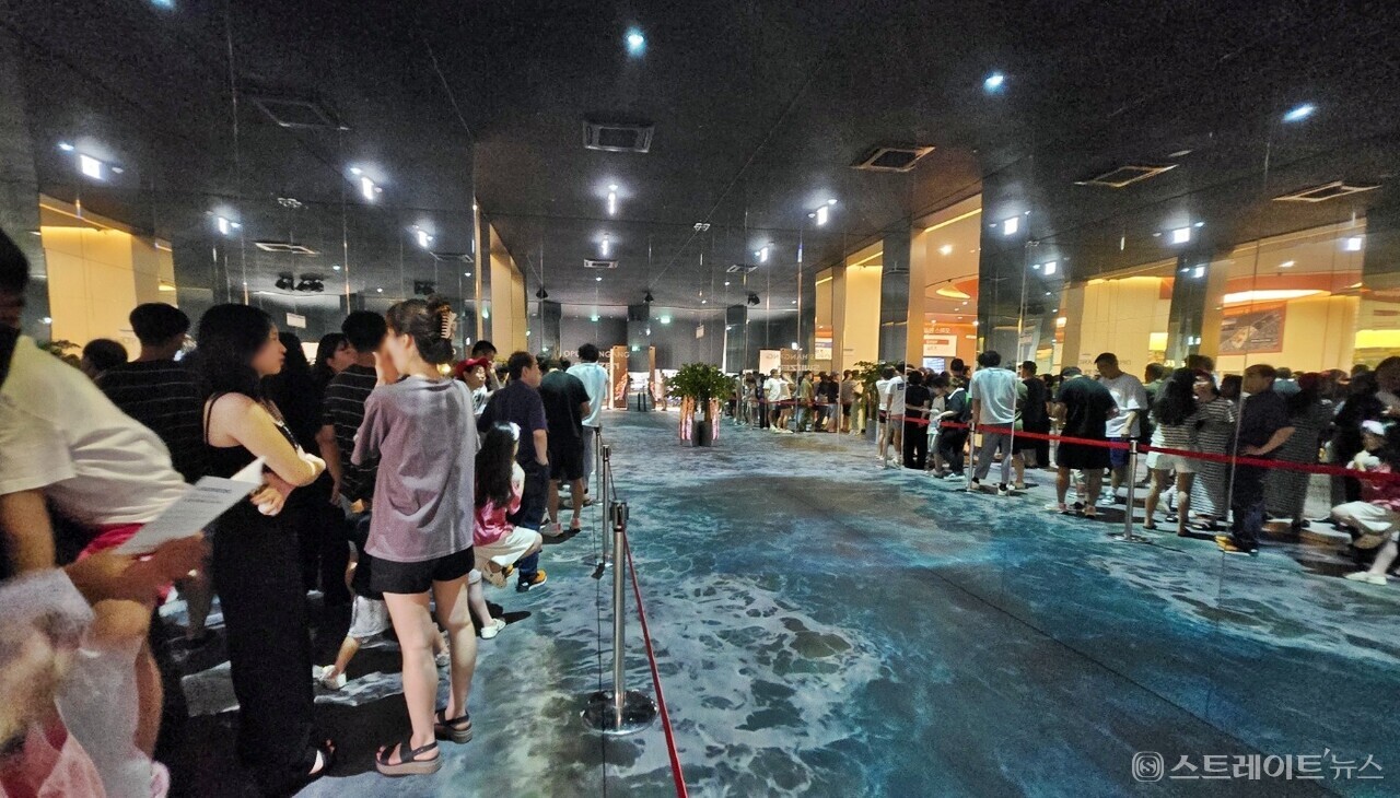 폭염특보로 찜통더위가 기승을 부린 29일 경기도 김포시 장기동 '오퍼스 한강 스위첸' 견본주택의 출입통로는 시원한 영상을 연출, 예비청약자에게 청량감을 선사했다. 김태현 기자