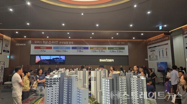 폭염특보로 찜통더위가 기승을 부린 29일 경기도 김포시 장기동 '오퍼스 한강 스위첸'의 견본주택은 오후 내내 방문객이 끊이질 않아 북적거렸다. 김태현 기자