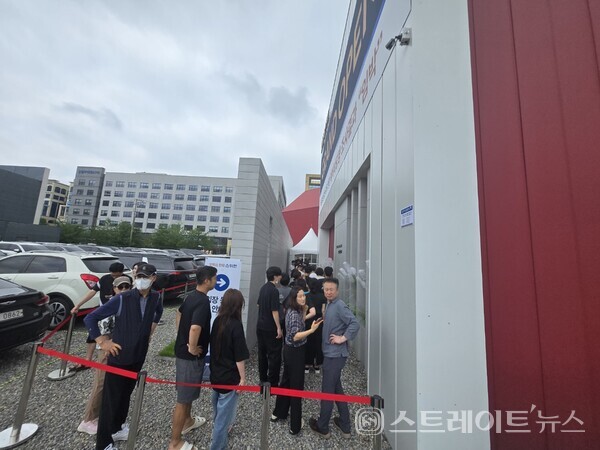 폭염특보로 찜통더위가 기승을 부린 29일 경기도 김포시 장기동 '오퍼스 한강 스위첸'의 견본주택은 오후 내내 방문객이 끊이질 않아 북적거렸다. 김태현 기자