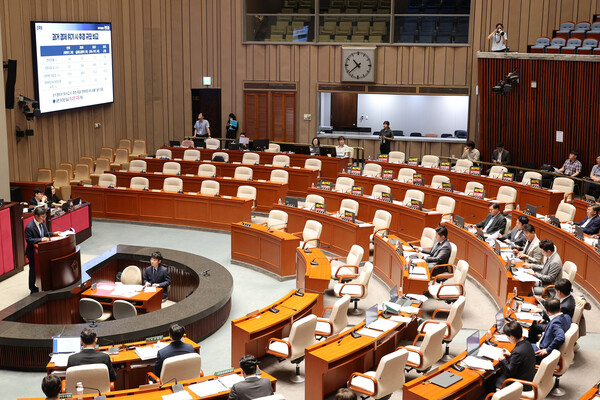 30일 오전 국회에서 국민의힘 의원들이 퇴장한 가운데 예산결산특별위원회 전체회의가 열리고 있다. 연합뉴스. 