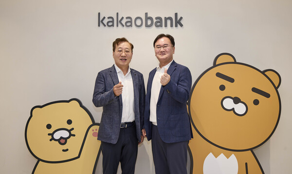 호영 카카오뱅크 대표이사(왼쪽)와 김종윤 NICE평가정보 대표. 카카오뱅크 제공.