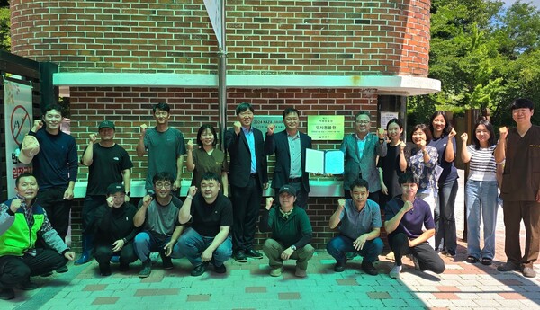 우치동물원이 환경부로부터 '제2호 국가 거점동물원'으로 지정되어 7월부터 운영을 시작한다.거점동물원 현판식./광주시