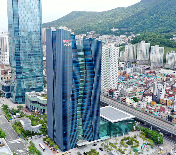 BNK부산은행 본점 전경.