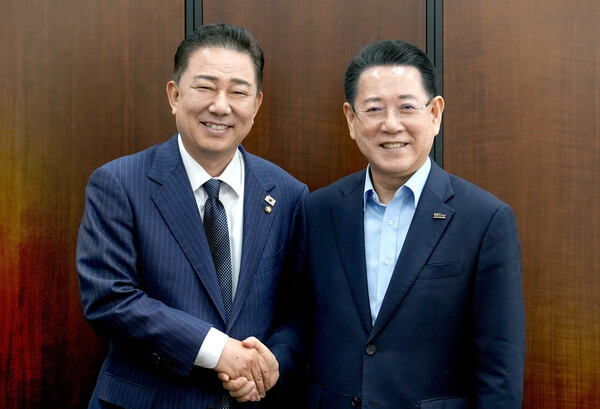 김영록 지사(오른쪽)가 1일 국회에서 김병기 더불어민주당 원내대표와 면담을 갖고 전남도 현안 해결을 위한 협조를 요청하고 있다.사진/전남도