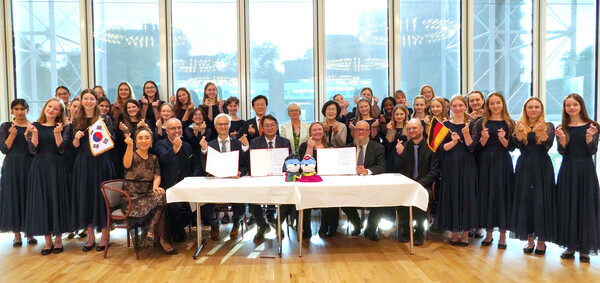 조규일 진주시장과 바바라 브룬징 도르트문트 부시장 등 양 도시 대표단이 문화예술·청소년 교류 협약을 체결한 뒤 기념촬영을 하고 있다. ⓒ진주시