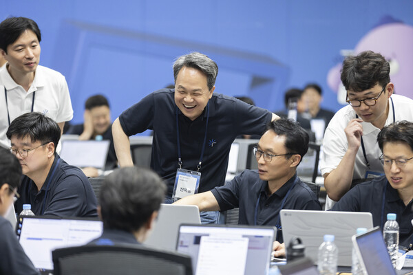 AI 실습 미션 수행 중인 경영진들과 담소를 나누는 진옥동 회장. 신한금융 제공.