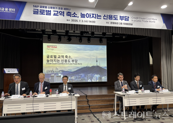 (왼쪽에서 세번째) 킴엥 탄 S&P 아시아태평양 국가신용등급 총괄.