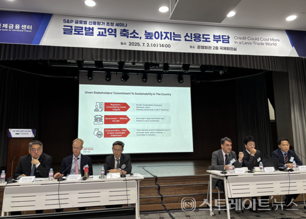 (왼쪽에서 네번째) 버트랑 자블리 S&P 아시아태평양 지속가능금융 총괄.