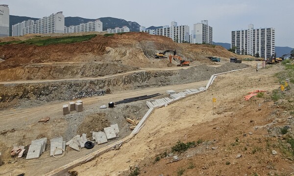 GS건설이 경남 양산시 평산동 47-1번지 일원에 공급하는 842가구 규모 '양산자이 파크팰리체' 공사현장. 이준혁 기자