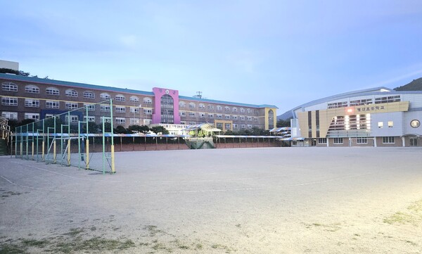 '양산자이 파크팰리체' 입주민 자녀가 다닐 평산초교. 이준혁 기자